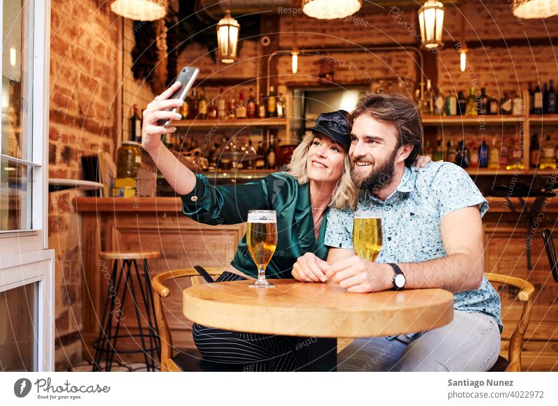 Kaukasisches Paar bei einem Drink in einer Bar. Erwachsener Frau Mann Menschen Glück Restaurant Lifestyle männlich zwei Kaukasier Fröhlichkeit trinken Lächeln
