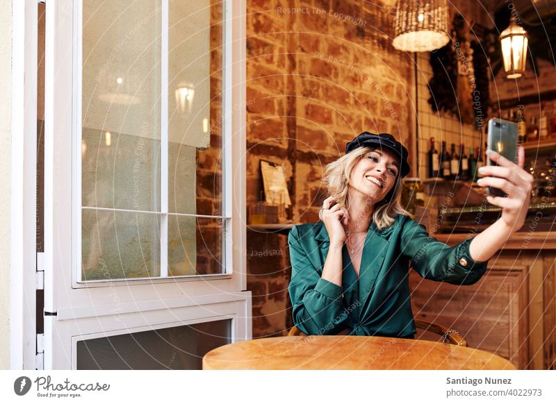 Frau macht ein Selfie in einer Bar. Erwachsener Glück Restaurant Lifestyle Kaukasier schön Fröhlichkeit Lächeln Spaß Liebe Freude Feier Datierung romantisch
