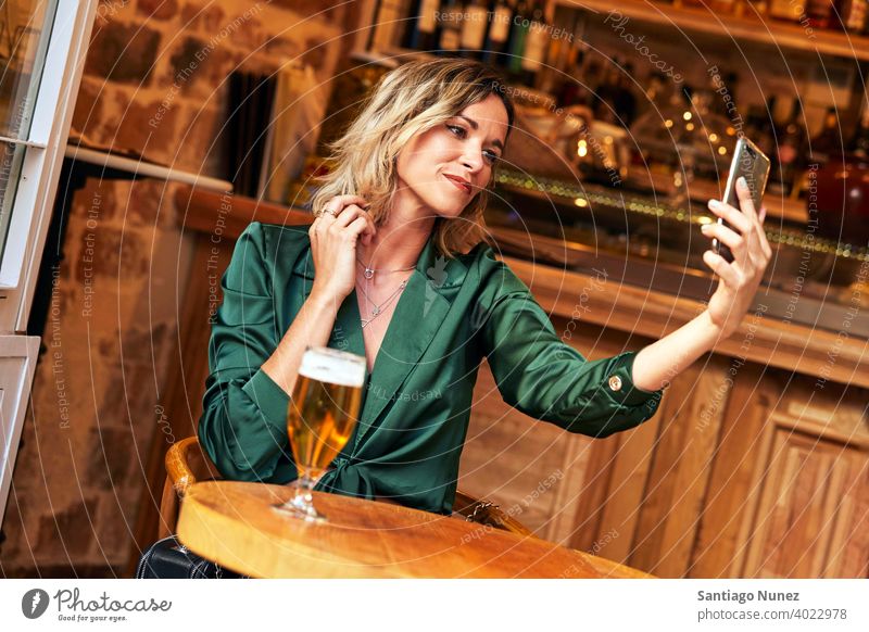 Frau macht ein Selfie in einer Bar. Paar Erwachsener Glück Restaurant Lifestyle Kaukasier schön Fröhlichkeit trinken Lächeln Spaß Liebe Freude Feier Datierung