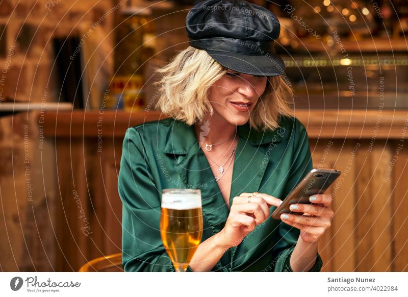 Frau schaut in einer Bar auf ihr Smartphone. Paar Erwachsener Glück Restaurant Lifestyle Kaukasier schön Fröhlichkeit trinken Lächeln Spaß Liebe Freude Feier