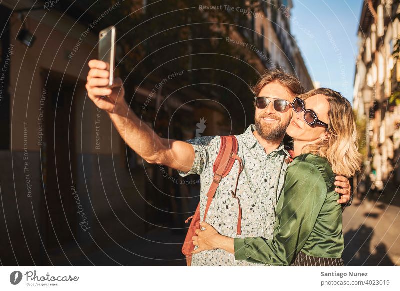 Paar zu Fuß auf der Straße nehmen ein Selfie Erwachsener Frau Mann Menschen Glück Lifestyle männlich zwei Kaukasier schön Fröhlichkeit Zusammensein Lächeln Spaß