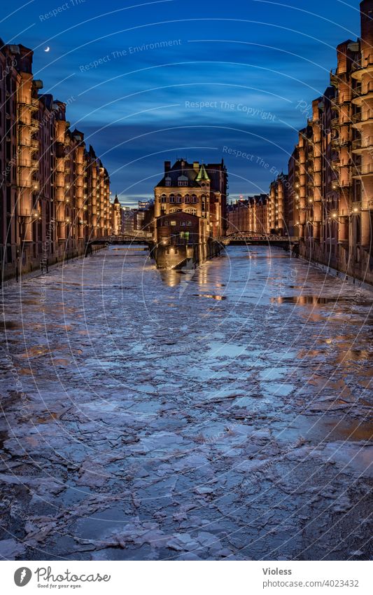 Elbschlößchen im Eis II Nachtleben Hafen Hamburg ästhetisch Hafencity Architektur Großstadt historisch Attraktion erleuchten rot maritim Illumination Bridge