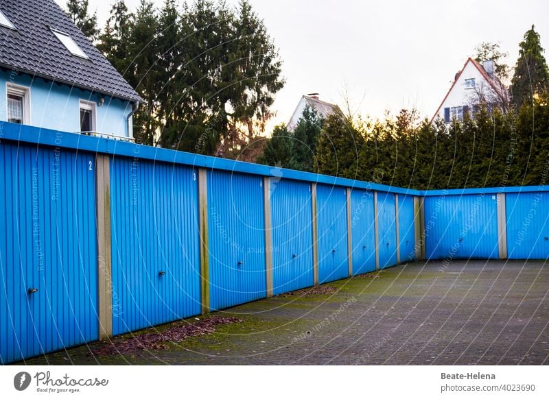 Immer an der Wand lang 3 blau Wellblech Garagen Garagenreihe Menschenleer Außenaufnahme