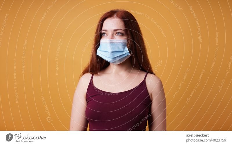 junge Frau mit medizinischer Maske - Mund-Nasen-Schutz Junge Frau medizinische Maske mund-nasen-schutz Mundschutz Pandemie Corona Corona-Virus Infektionsgefahr