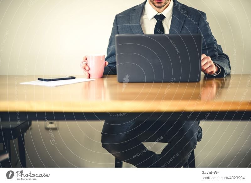 Geschäftsmann arbeitet an einem Laptop strategie Marketing Business Anzug homeoffice Krawatte Mann Kompetenz arbeitend Mitarbeiter social media Manager