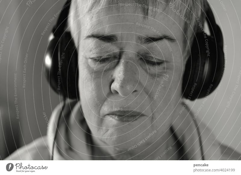 konform | einklang Porträt Selbstporträt Musik hören Entspannung schwarz weiss Seniorin Frau Einklang Kopfhörer genießen im einklang geschlossene Augen
