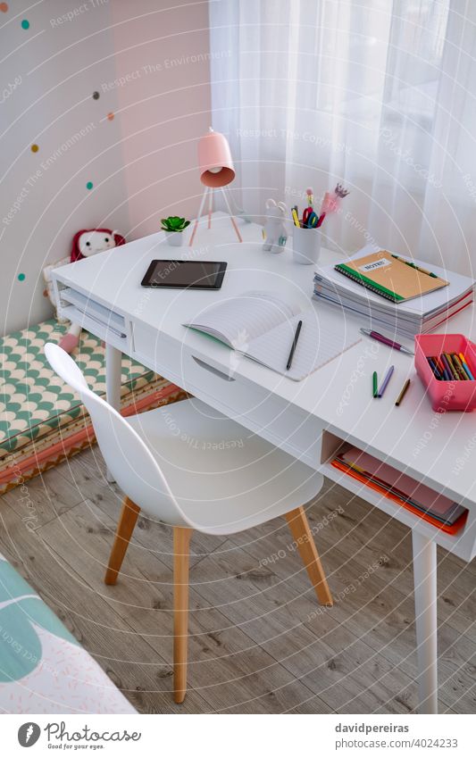 Schreibtisch im Mädchenzimmer in Pastellfarben dekoriert weißer Schreibtisch nordischer Dekorationsstil süß niemand Stuhl Schreibtisch vor dem Fenster Design