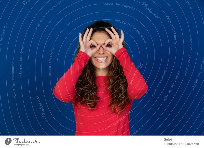 Porträt der schönen kaukasischen Mädchen mit lockigem Haar Person Frau Brille Sehvermögen Pflege überblicken Auge Attrappe Kaukasier jung Behaarung rot