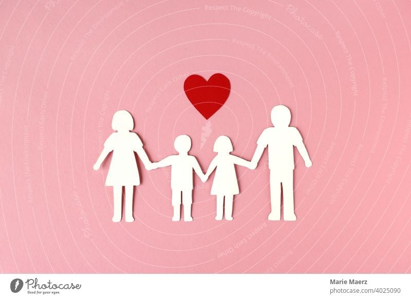 Familienglück | Papierkette einer Familie mit Herz Symbol Kinder Eltern Papierschnitt miteinander Glück Grafik u. Illustration Kindheit Mutter Vater 2 Kinder