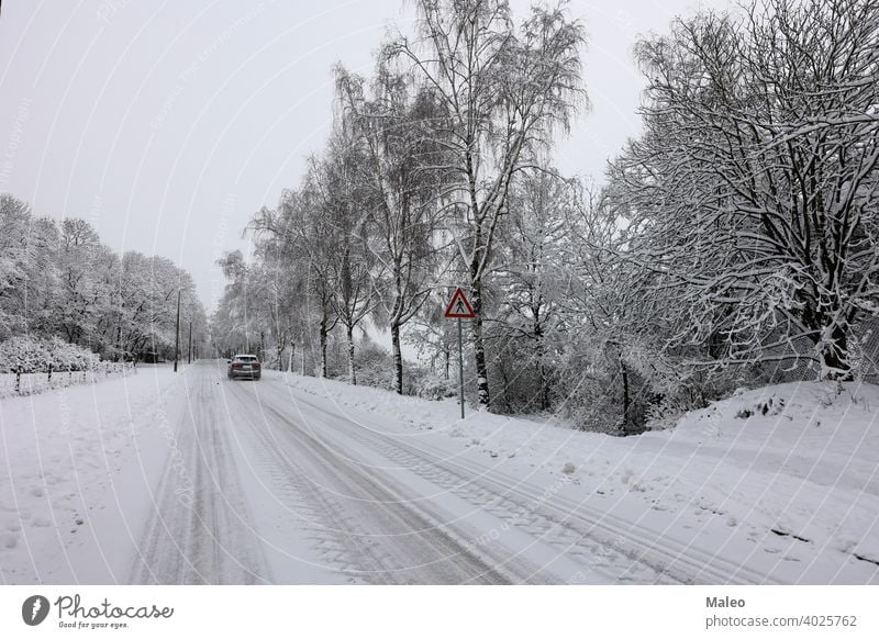 Verschneite Straße an einem klaren Wintertag Schnee übersichtlich verschneite Schneesturm kalt Tag Dezember Frost Eis Saison Wetter weiß Landschaft Szene Feld