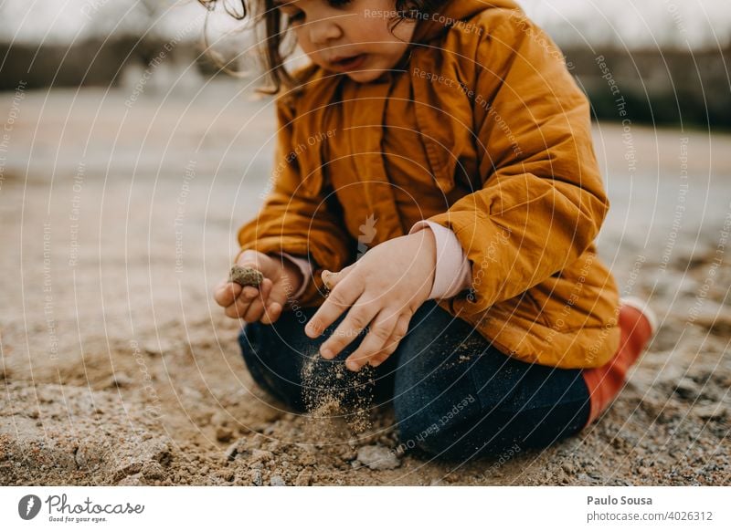 Kind spielt mit Steinen und Sand Winter Herbst authentisch Spielen 1-3 Jahre Mensch Kleinkind Fröhlichkeit Tag Natur Farbfoto Freude Außenaufnahme Kindheit