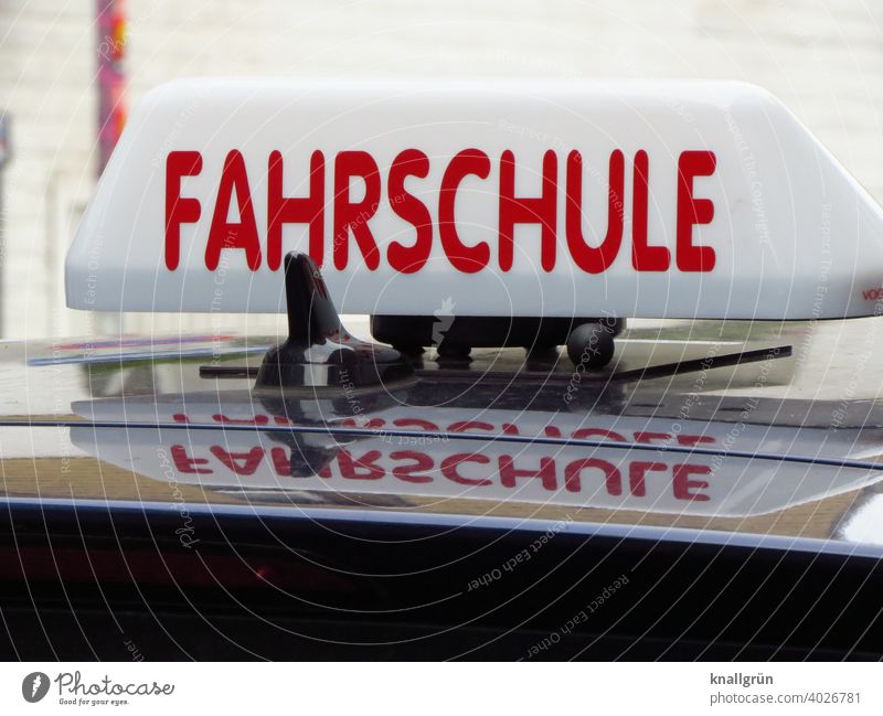 Fahrschule Schilder & Markierungen Zeichen Verkehr Außenaufnahme Hinweisschild Farbfoto Straßenverkehr Tag Sicherheit Schriftzeichen lernen Autofahren