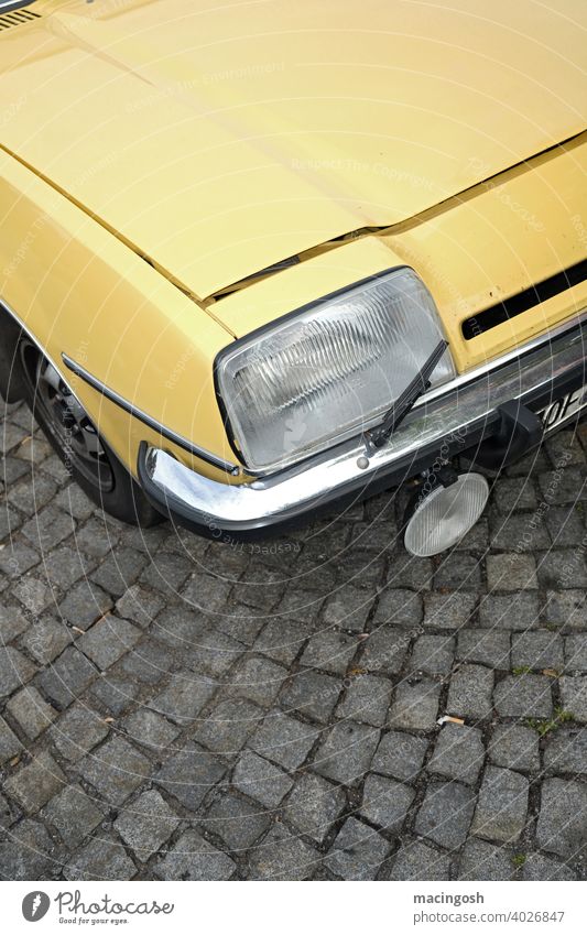 Manta-Detail opel manta vintage classic car oldtimer mobilität 70er jahre 80er jahre gelb draufsicht straße verkehr autobahn bundesstraße chrom kühlerhaube