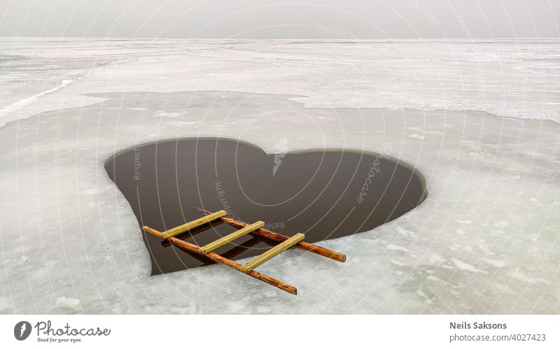 Winter Schwimmen mit der Liebe. surreale Landschaft gefunden beim Spaziergang auf der Ostsee Rigaer Meerbusen Eis MEER Herz Form Laufmasche Holzleiter abstrakt