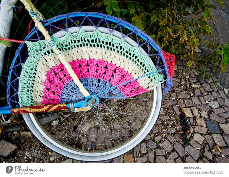 Eingehäkeltes Rad Straßenkunst Guerilla Knitting gestricktes Graffito Fahrrad Accessoire Strickmuster Wandel & Veränderung Subkultur Strukturen & Formen