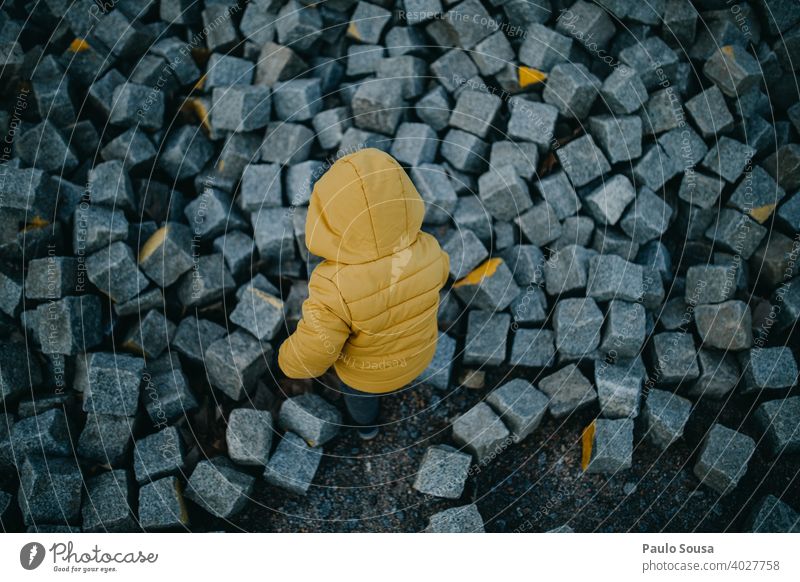 Kleinkind spielt mit Steinen erkunden gelb Kind Rückansicht Kindheit Außenaufnahme Natur Farbfoto Freizeit & Hobby Abenteuer Tag Mensch Junge Spielen 1