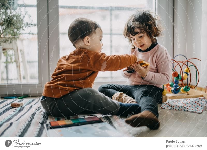 Bruder und Schwester spielen auf dem Boden Geschwister Familie & Verwandtschaft Kind Kindheit authentisch Kaukasier Gefühle Kleinkind Spielen Lifestyle