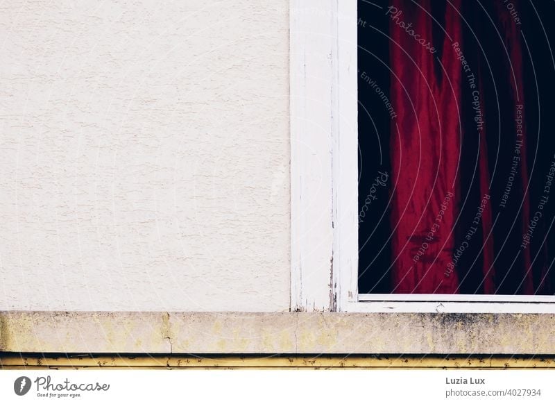 Ein dunkelroter Vorhang in einem alten Fenster, Teilansicht der Fassade blutrot Fensterrahmen trist Gardine Tag Haus Mauer Häusliches Leben Wand Gebäude weiß