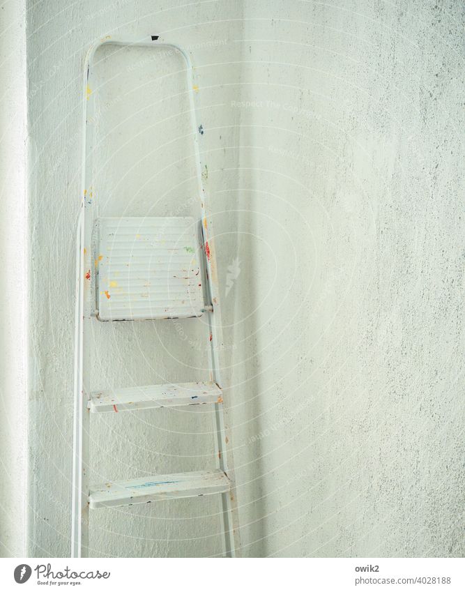 Unauffällig Inneneinrichtung Wand Tapete Raum frisch gestrichen renoviert Stehleiter unvollendet leer Wand weiß Metall fleckig Farbflecke Mauer Wohnung