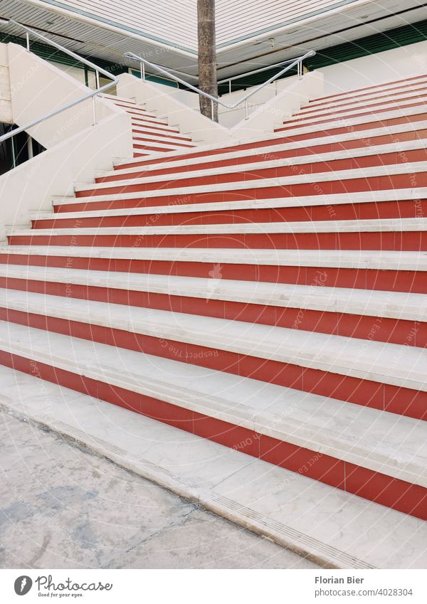 Großer Treppenaufgang im Freien mit roten Stufen in den ersten Stock Linie Linien grafisch Treppengeländer stufen Geländer Architektur aufwärts abwärts