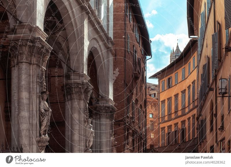 Siena, Italien - August 2020 Nachmittagsansicht der historischen Stadt Siena Straßen und Ecken Bella schick Stimmung Historie mittelalterlich Großstadt Toskana