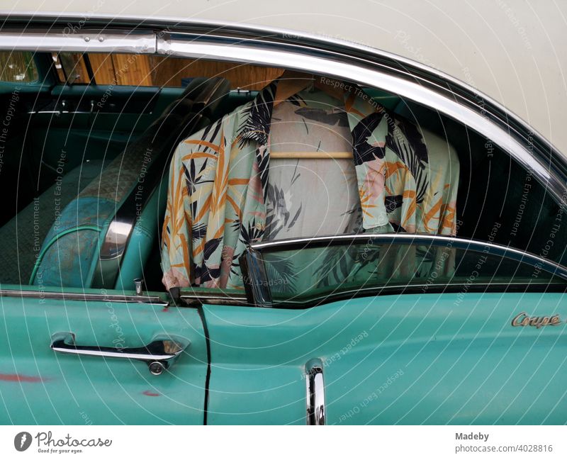 Wild gemustertes Hawaiihemd auf einem Kleiderbügel im Fond eines amerikanischen Straßenkreuzer der Fünfzigerjahre in Türkis bei den Golden Oldies in Wettenberg Krofdorf-Gleiberg bei Gießen in Hessen