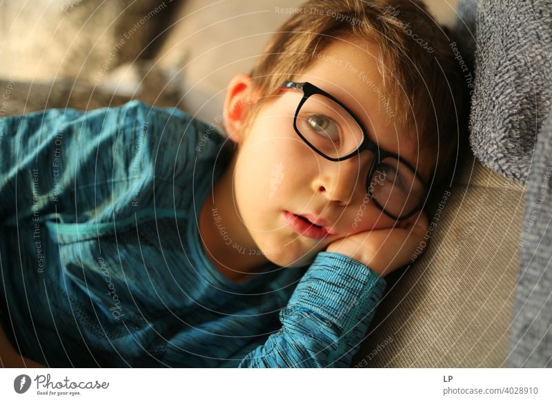 schönes Kind mit Brille schauen sehr ernst weg von der Kamera verwirrt ratlos skeptisch Skepsis Zweifel hestitate Unsicherheit Verwirrung Kindheit Realität