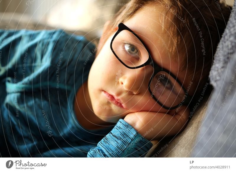 schönes Kind mit Brille schaut sehr ernst in die Kamera verwirrt ratlos skeptisch Skepsis Zweifel hestitate Unsicherheit Verwirrung Kindheit Realität Experiment