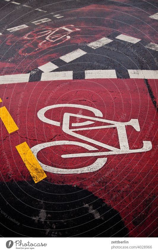 Kreuzung mit Fahrradweg abbiegen asphalt ecke fahrbahnmarkierung fahrrad fahrradweg hinweis kante kurve linie links navi navigation orientierung pfeil radfahrer