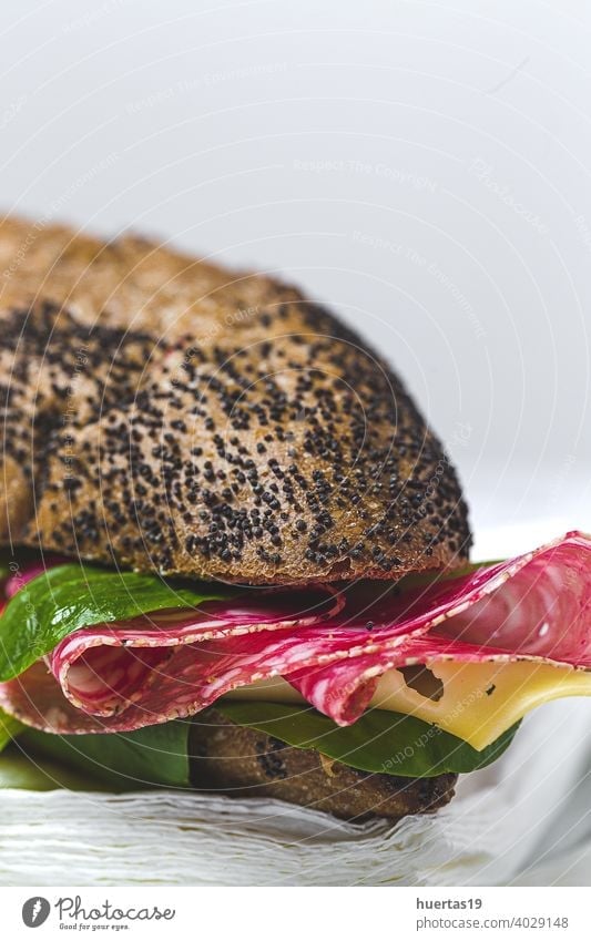 Hausgemachtes Wurstsandwich mit Salat und Käse auf Saatenbrot Brot Belegtes Brot Wurstwaren selbstgemacht Salami Schweinefleisch wegnehmen Brot mit Samen
