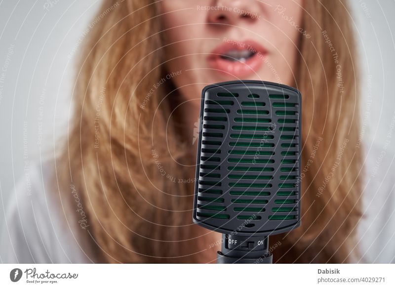Frau nimmt Online-Podcast zu Hause auf, Podcasting-Konzept Aufzeichnen online Mikrofon Atelier Radio Blogger Rundfunksendung Ausstrahlung Medien professionell