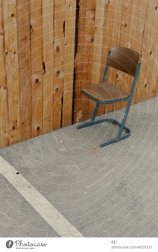 stuhl Stuhl leer Holz Sitzgelegenheit Einsamkeit allein trist Holzwand Platz Pause warten 1 braun grau Menschenleer Außenaufnahme ruhig Abseits frei