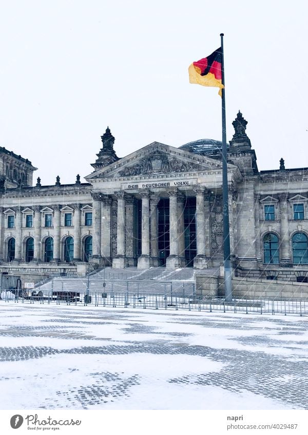 er VOLK los | Reichstagsgebäude Berlin im Winter mit Schnee, ohne Menschen Deutschland Deutschlandfahne bundestag Menschenleer Regierung abgeriegelt gesichert