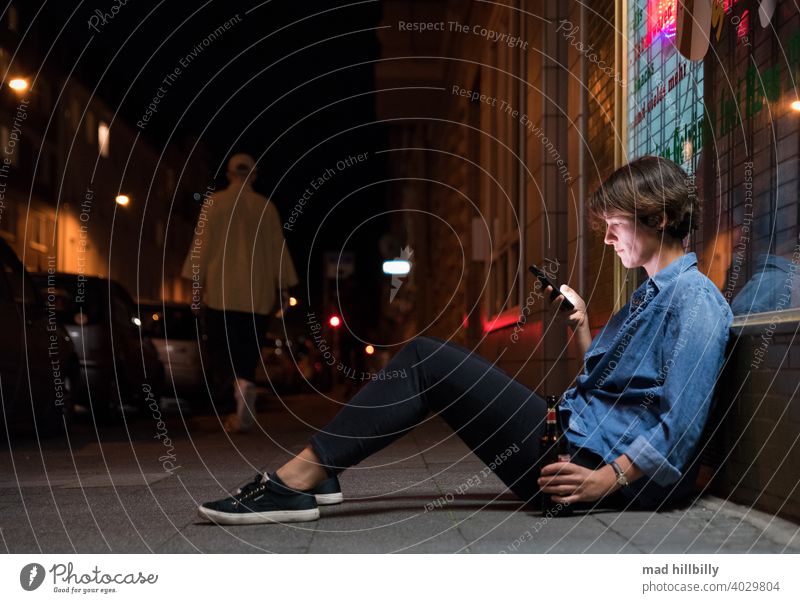Typisches Nachtleben? Außenaufnahme Farbfoto Abend dunkel Leuchtreklame leuchten Handy handysüchtig social media soziale netzwerke Kommunikation Kommunizieren