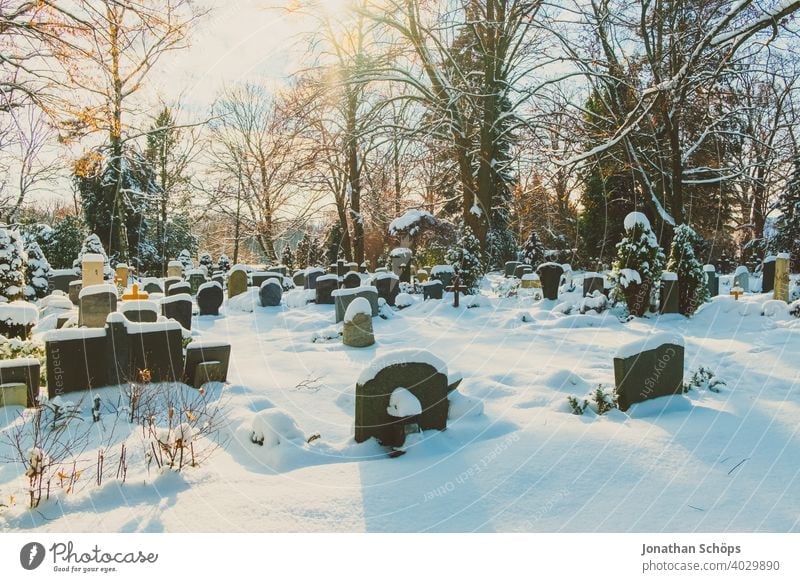 Grab auf Friedhof im Winter bei Schnee Tod und Ewigkeit Abschied Beerdigung Coronatote Coronawinter Gebet Gedenken Glaube Gott Gottesacker Hoffnung Kirche Kälte