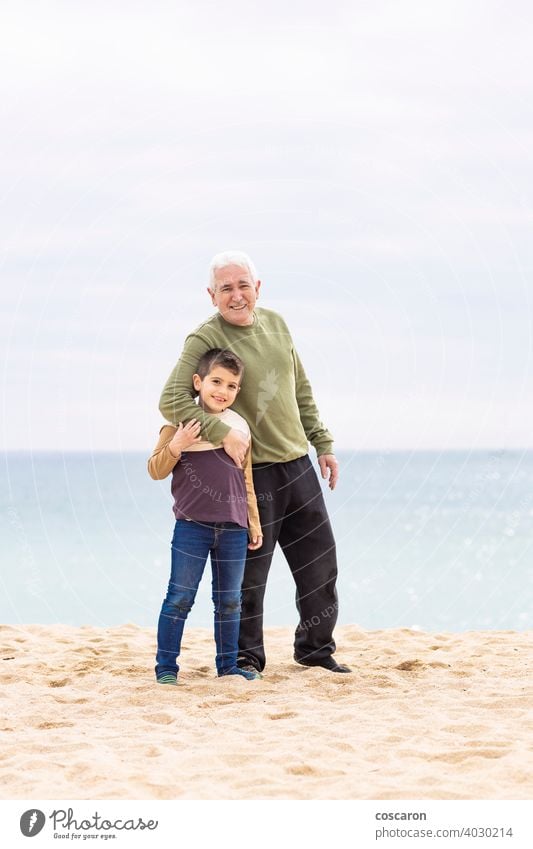 Kleiner Junge und sein Großvater verbringen Zeit am Strand Baby schön heiter Kind Küste niedlich genießend Familie Spaß Generationen Mädchen Enkelkind