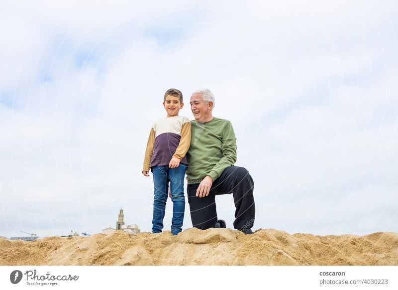 Kleiner Junge und sein Großvater verbringen Zeit am Strand Baby schön heiter Kind Küste niedlich genießend Familie Spaß Generationen Mädchen Enkelkind
