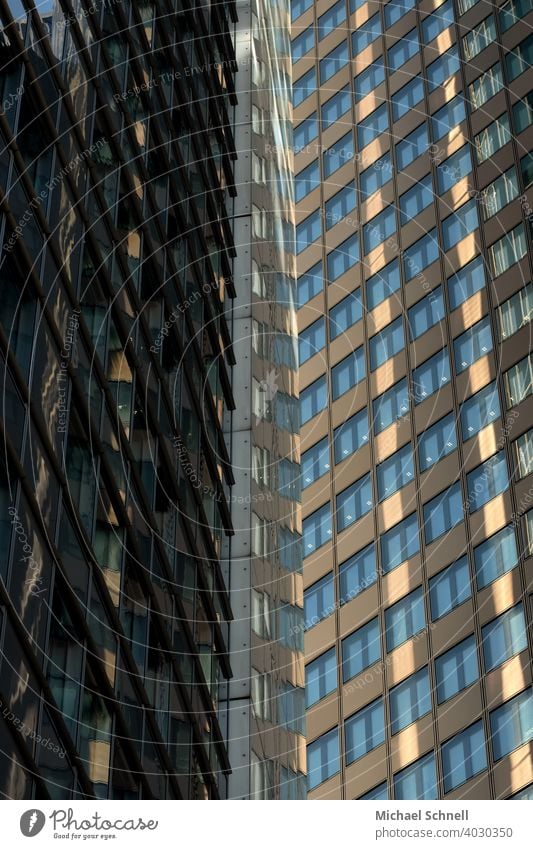 Zwei Hochhausfassaden in Frankfurt am Main Hochhäuser hoch nach oben Architektur Fassade Stadt Gebäude Fenster Haus Menschenleer Farbfoto modern