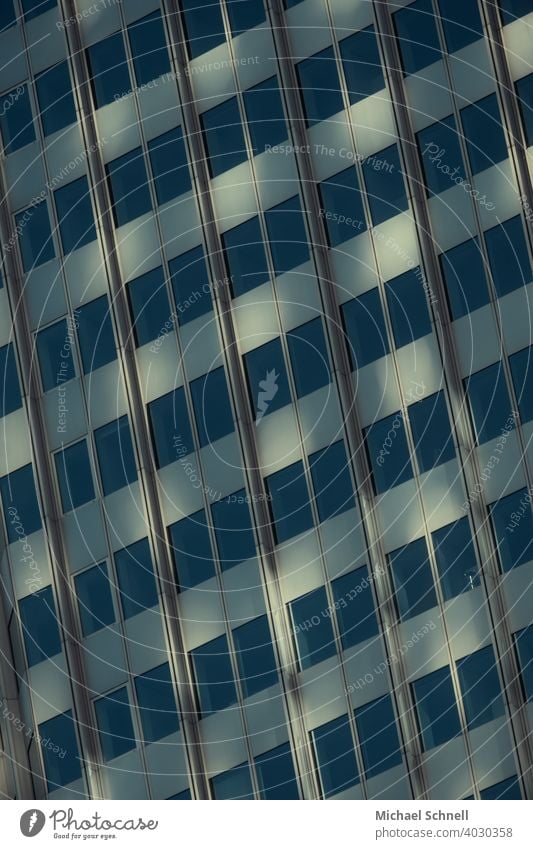 Hochhausfassade in Frankfurt a. M. Fenster Fassade Architektur Gebäude Stadt Außenaufnahme Bauwerk Haus Strukturen & Formen Bürogebäude modern schräg