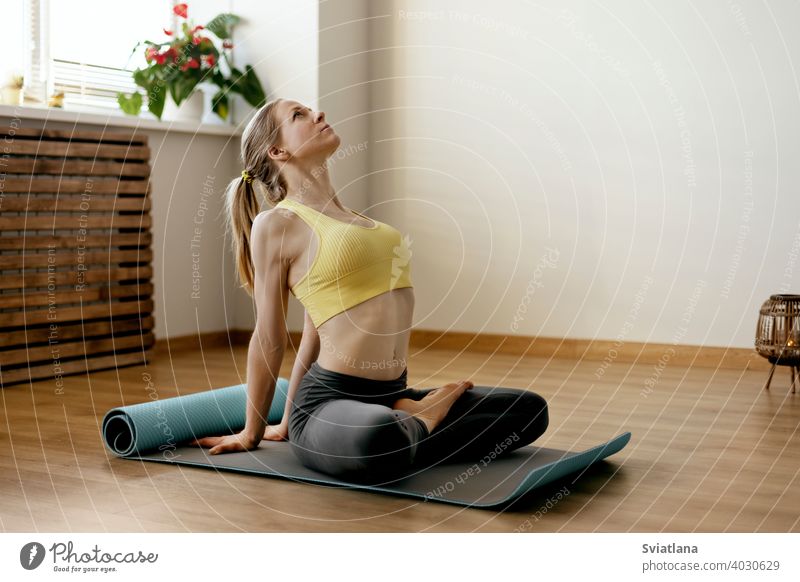 Ein schönes Mädchen sitzt im Lotussitz und meditiert. Yoga, Fitness, Meditation. Gesunder Lebensstil Konzept meditierend jung positionieren Lotos Frau Lifestyle