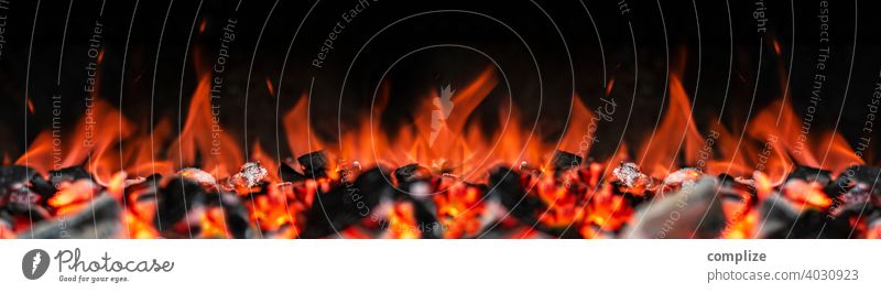 Feuer, Flammen, Glut, Grillen & Grillkohle Panorama Grillplatz grillfleisch Grillsaison grillen. Holzkohle Detailaufnahme Frühling Panorama (Bildformat)