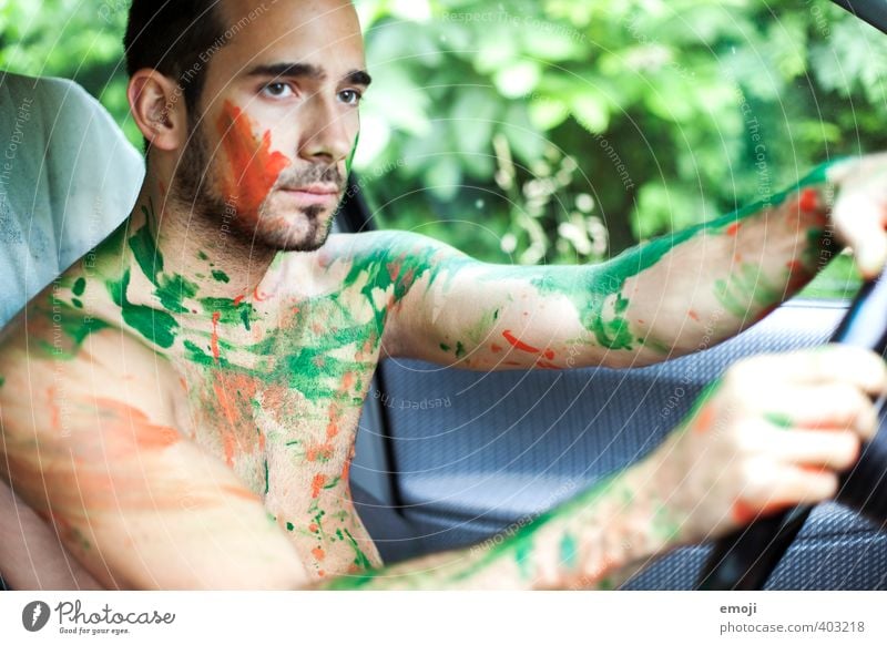 cruiser Mensch maskulin Junger Mann Jugendliche Körper 1 außergewöhnlich mehrfarbig Körpermalerei Autofahren Autofahrer Tag Schwache Tiefenschärfe Porträt