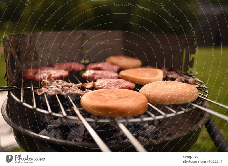 Hamburger Patty & Buns auf einem Grill Grillplatz grillfleisch Grillsaison grillen. Holzkohle Detailaufnahme Grillkohle Frühling Panorama (Bildformat)