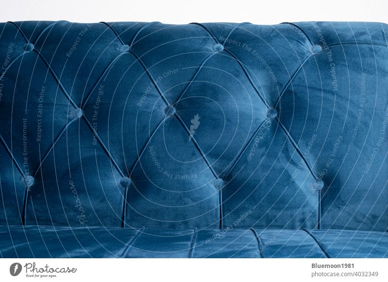 Blauer Samt Couch Hintergrund Textur mit versunkenen Tasten Sofa weich Schaltfläche Farbe bequem Liege gemütlich Kissen Eleganz Gewebe Material Objekt verziert