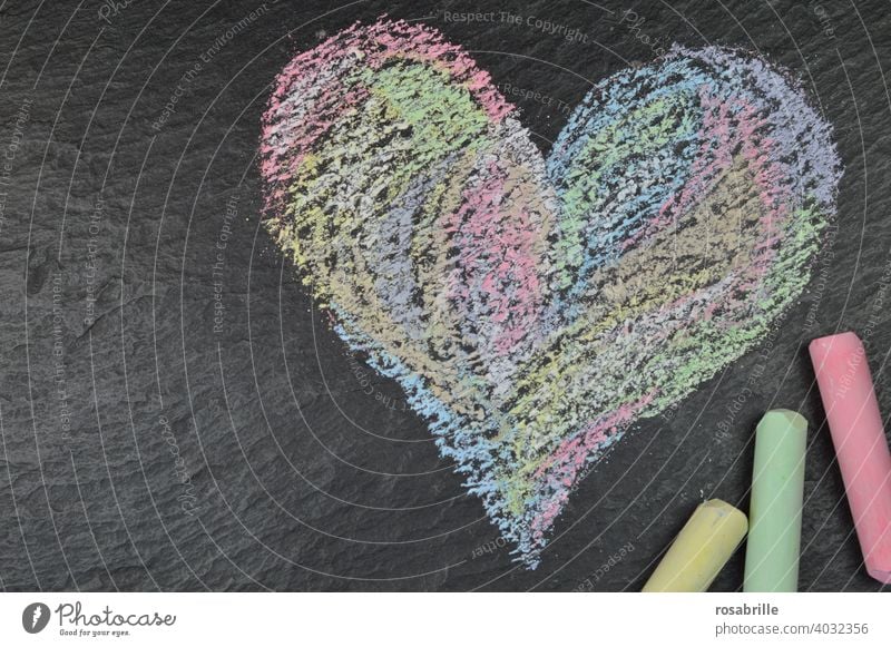 grün, gelb, rot | Malkreide und ein gemaltes Herz auf schwarzem Schiefer Kreide Kreideherz Liebe malen Kind kindlich selbst bunt Schieferplatte Straßenkreide