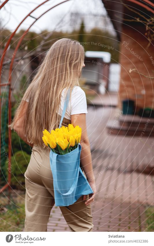Porträt einer glücklichen Blumenhändlerin mit einem Strauß gelber Tulpen. Frauentag, Valentinstag, Muttertag Glück Haufen romantisch grün Mädchen geblümt