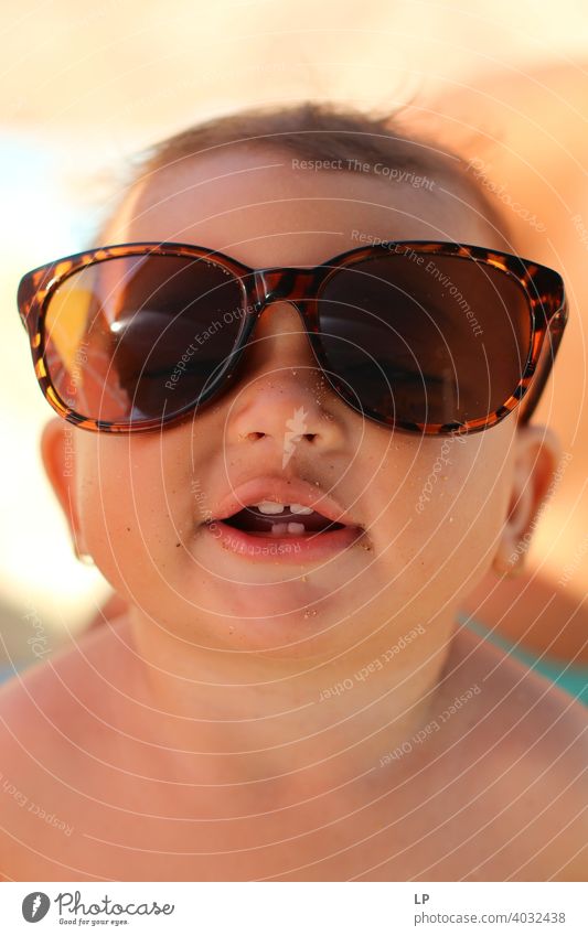 glückliches Kind mit Sonnenbrille und Blick in die Kamera Sommer Freude Freizeit Urlaub süß Lächeln außerhalb Lachen freudig Feiertag Gesundheit Glück Freiheit