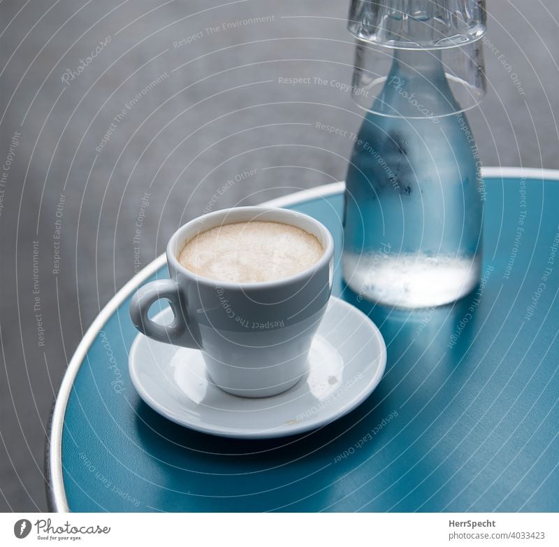 Kaffee & Wasser Tisch Café Farbfoto Tasse Getränk Nahaufnahme Kaffeetasse Kaffeepause Kaffeetrinken leitungswasser Karaffen Kaffeetisch Straßencafé Kaffeeschaum