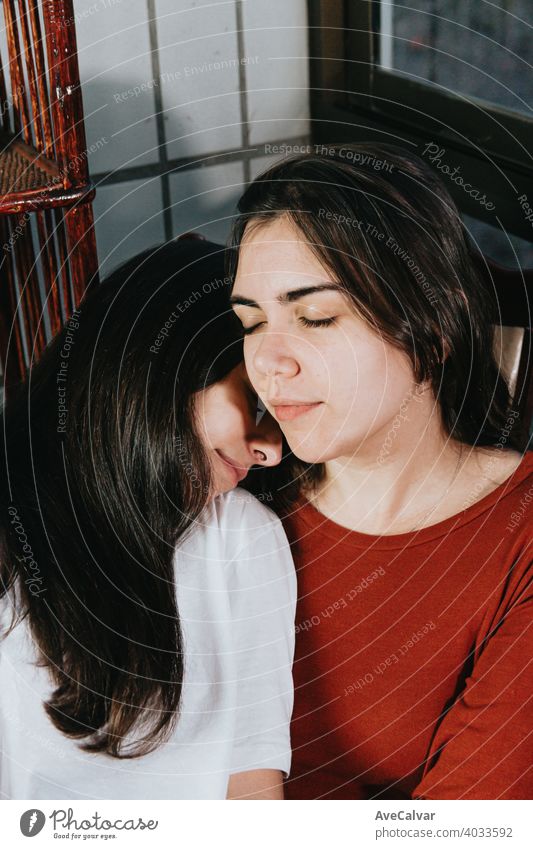 Lesbische Paar ruht auf einander mit den Augen geschlossen entspannen anhänglich Antwort an Kuscheln umarmend Freunde Mädchen Kopfschuss horizontal Küssen