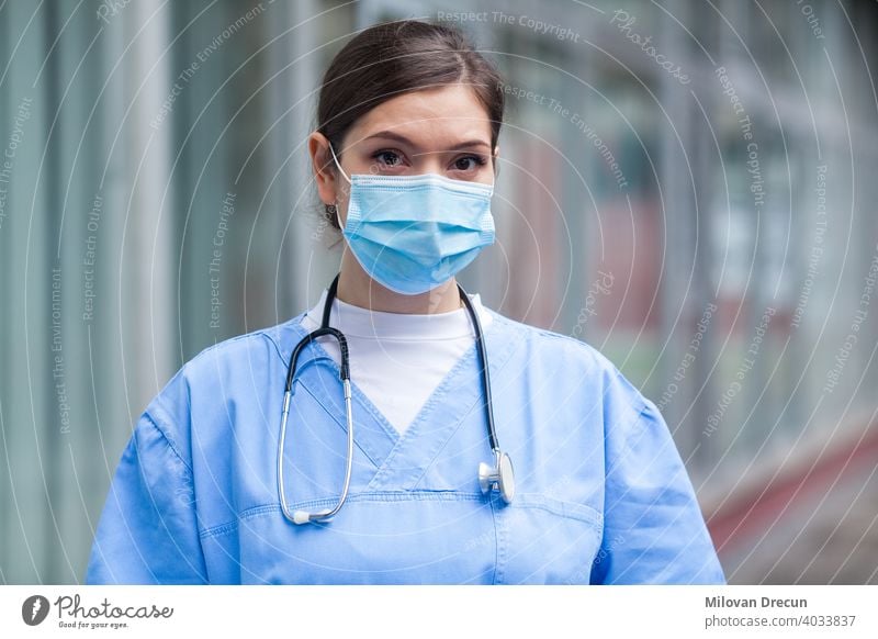 Junge besorgt gestresst ängstlich weibliche EMS Schlüssel Arbeiter Arzt Porträt außerhalb des Krankenhauses jung Frau ernst Gesicht Mundschutz medizinisch